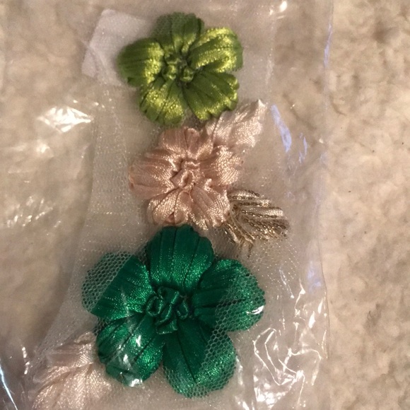 New Beautiful set of 6 Flower 3D Appliqués - Picture 5 of 5